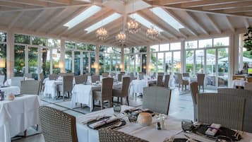 Petit déjeuner, déjeuner et dßner servis sur place