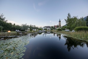 Innendørsbasseng, sesongbasert utendørsbasseng og solsenger