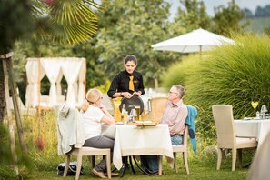 Petit déjeuner, déjeuner et dîner servis sur place