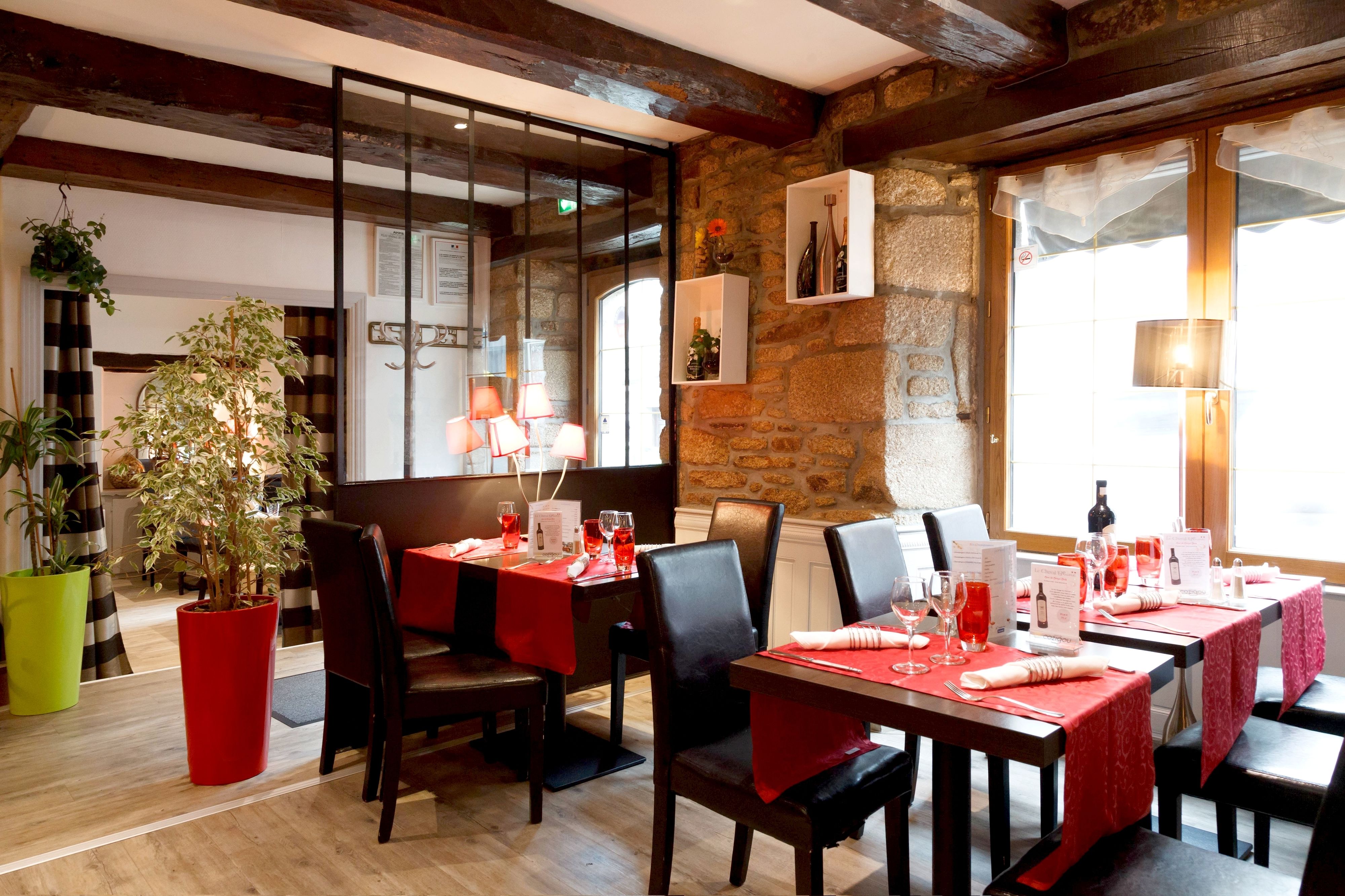 Petit déjeuner et déjeuner servis sur place, spécialités Cuisine locale