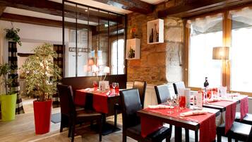 Petit déjeuner et déjeuner servis sur place, spécialités Cuisine locale