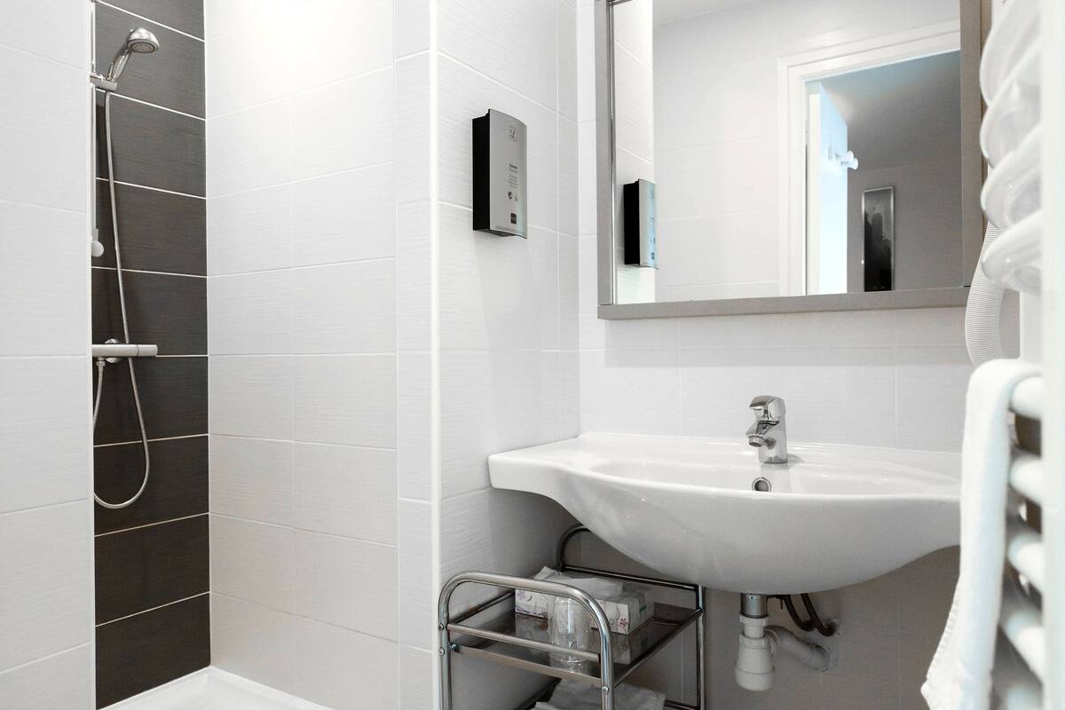 shower, free toiletries, hair dryer, towels