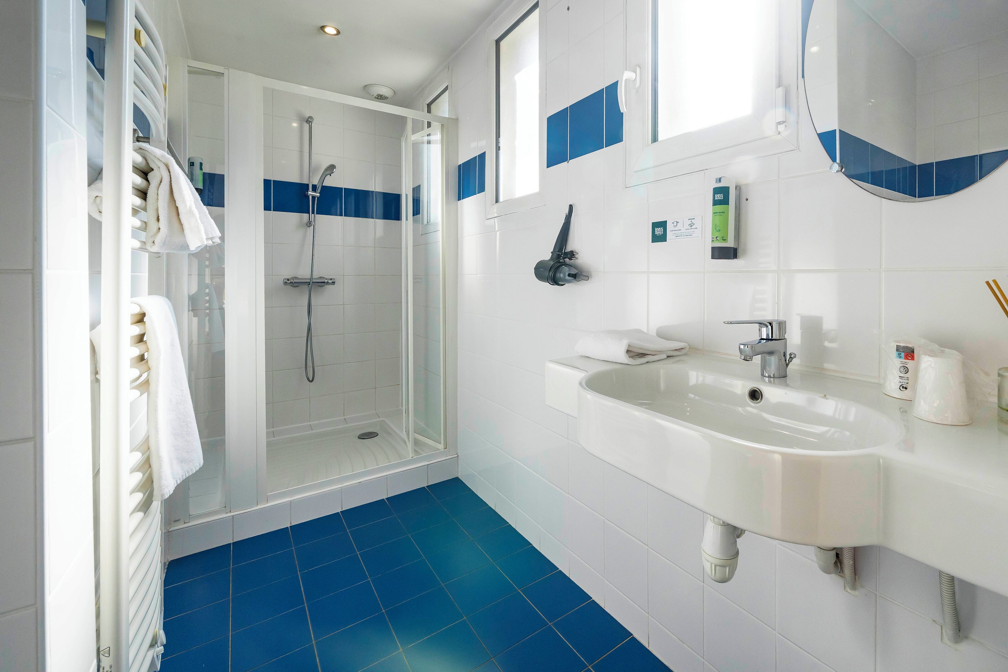 Chambre Double Classique | Salle de bain | Douche, articles de toilette gratuits, sèche-cheveux