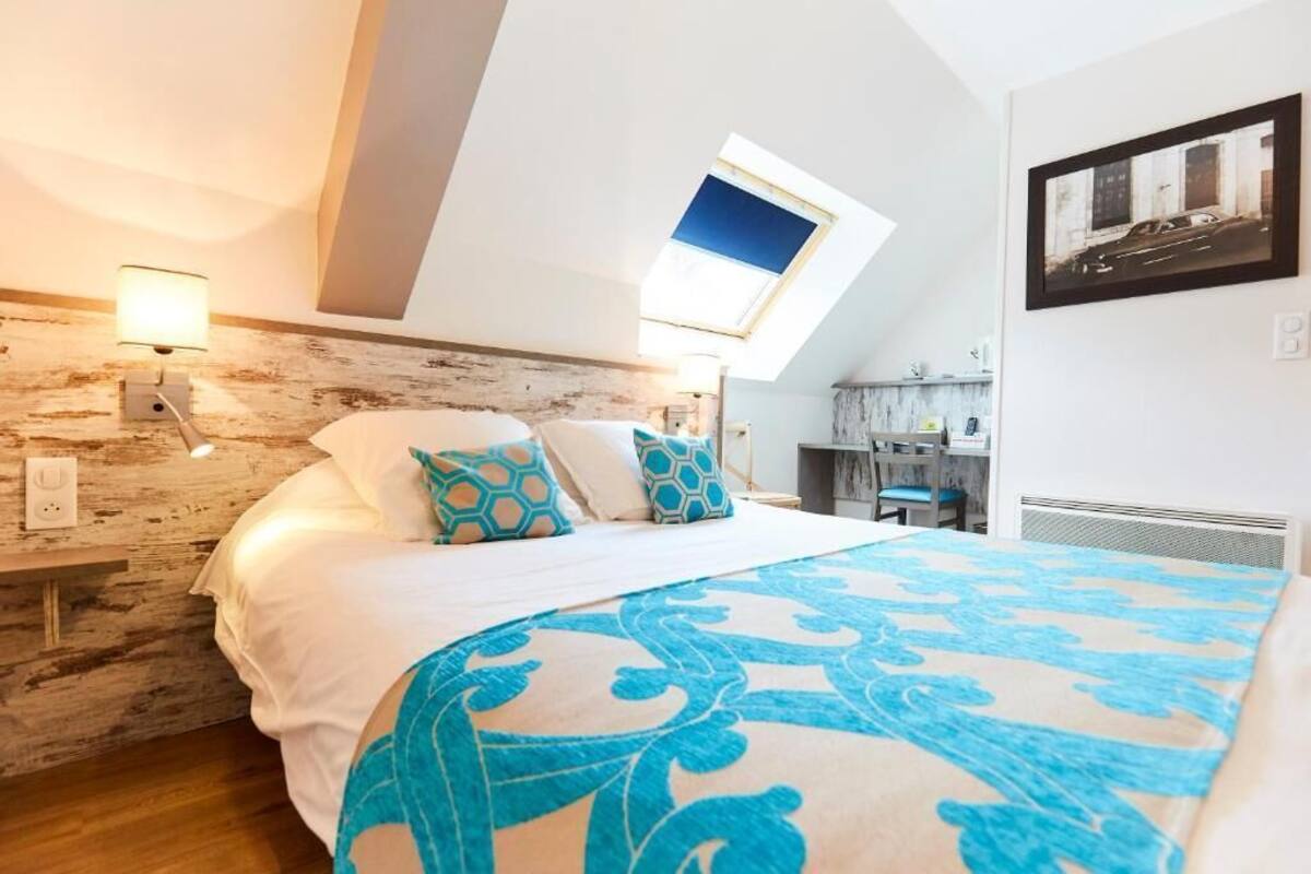 Premium bedding, desk, WiFi (free), bed sheets