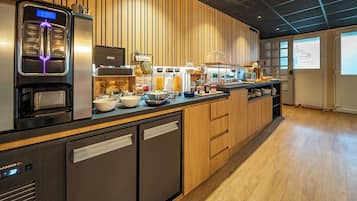 Continental breakfast on weekdays (EUR 10.50 per person)