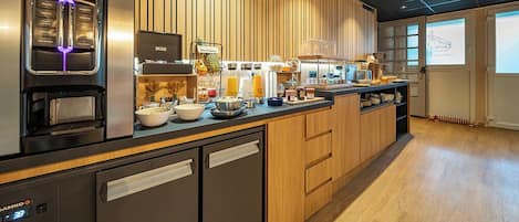 فطور أوروبي في أيام الأسبوع بتكلفة قدرها (10.50 EUR للشخص)