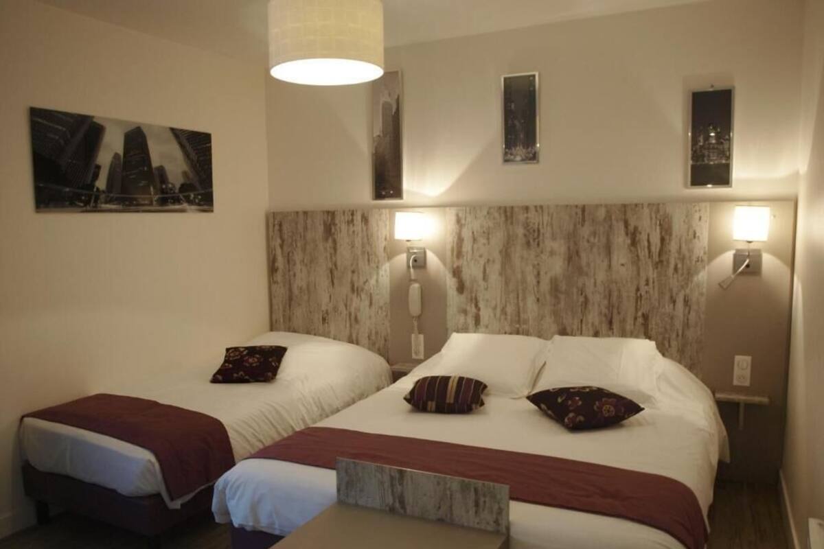 Premium bedding, desk, WiFi (free), bed sheets