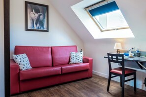 Comfort Twin Room | Premium bedding, desk, free WiFi, bed sheets - Auberge du Cheval Blanc (Baud)