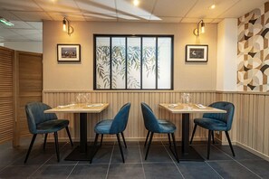 Breakfast, lunch and dinner served - Auberge du Cheval Blanc (Baud)
