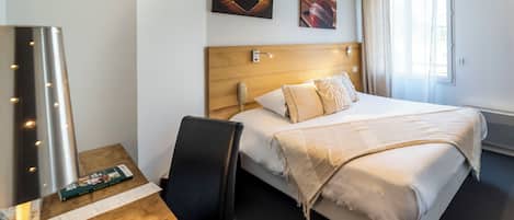 Chambre Confort double | Literie de qualité, bureau, accÚs au Wi-Fi (inclus), literie fournie