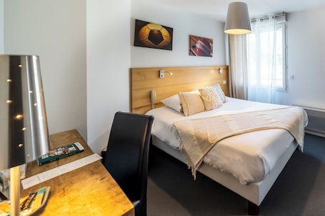 Ropa de cama de alta calidad, escritorio, wifi gratis y ropa de cama . Auberge du Cheval Blanc