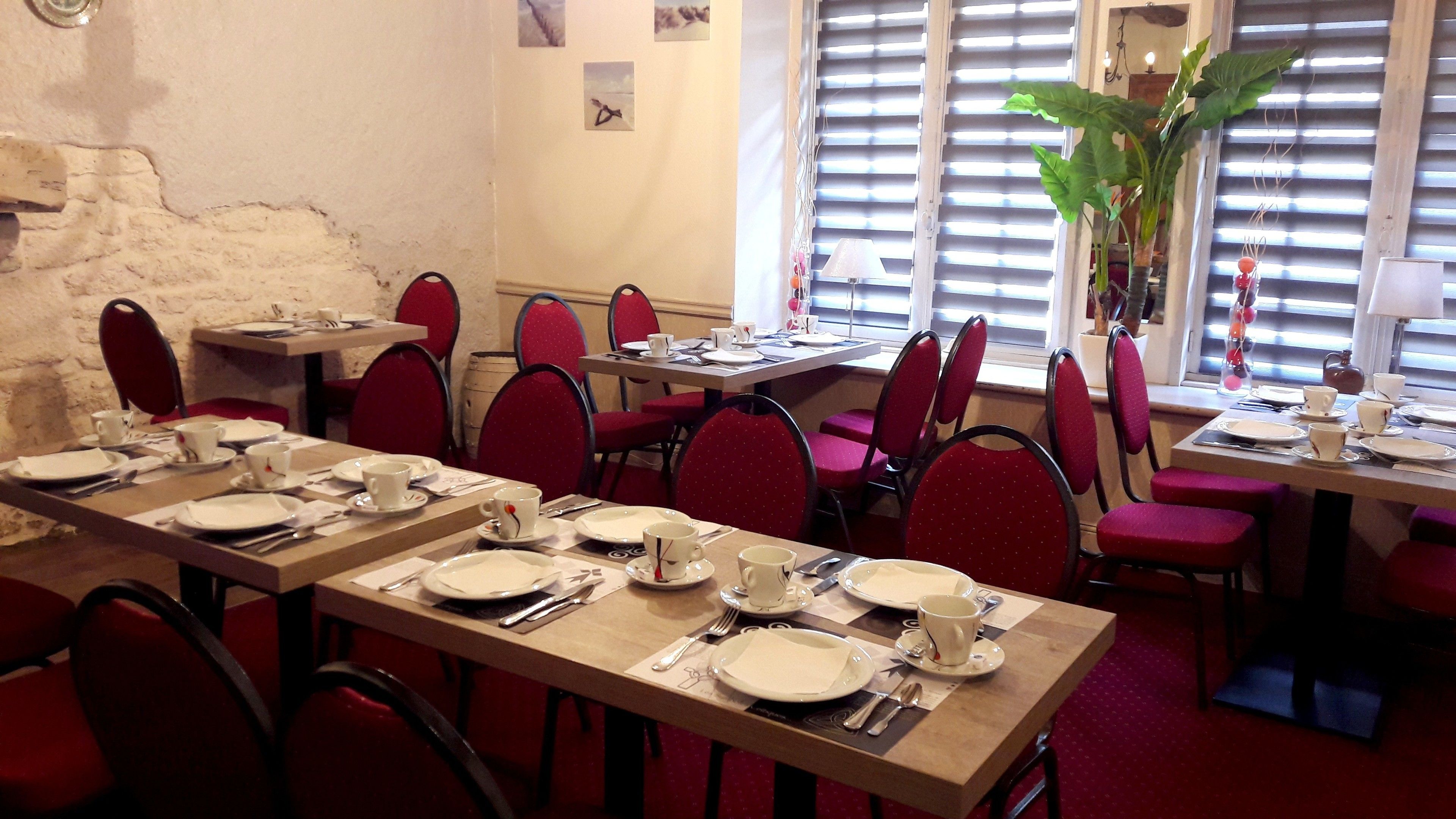 Continental breakfast on weekdays (EUR 10.50 per person)