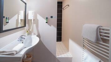 Chambre Double Classique | Salle de bain | Douche, articles de toilette gratuits, sĂšche-cheveux