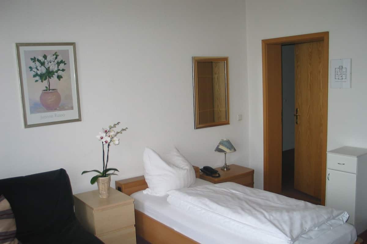 Habitación individual | Ropa de cama hipoalergénica, camas Select Comfort y escritorio