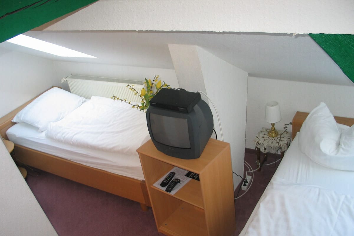 Habitación económica con 2 camas individuales, 1 habitación, baño compartido | Ropa de cama hipoalergénica, camas Select Comfort y escritorio
