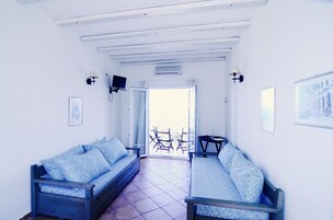 Apartamento, 1 quarto | Sala de estar | TV