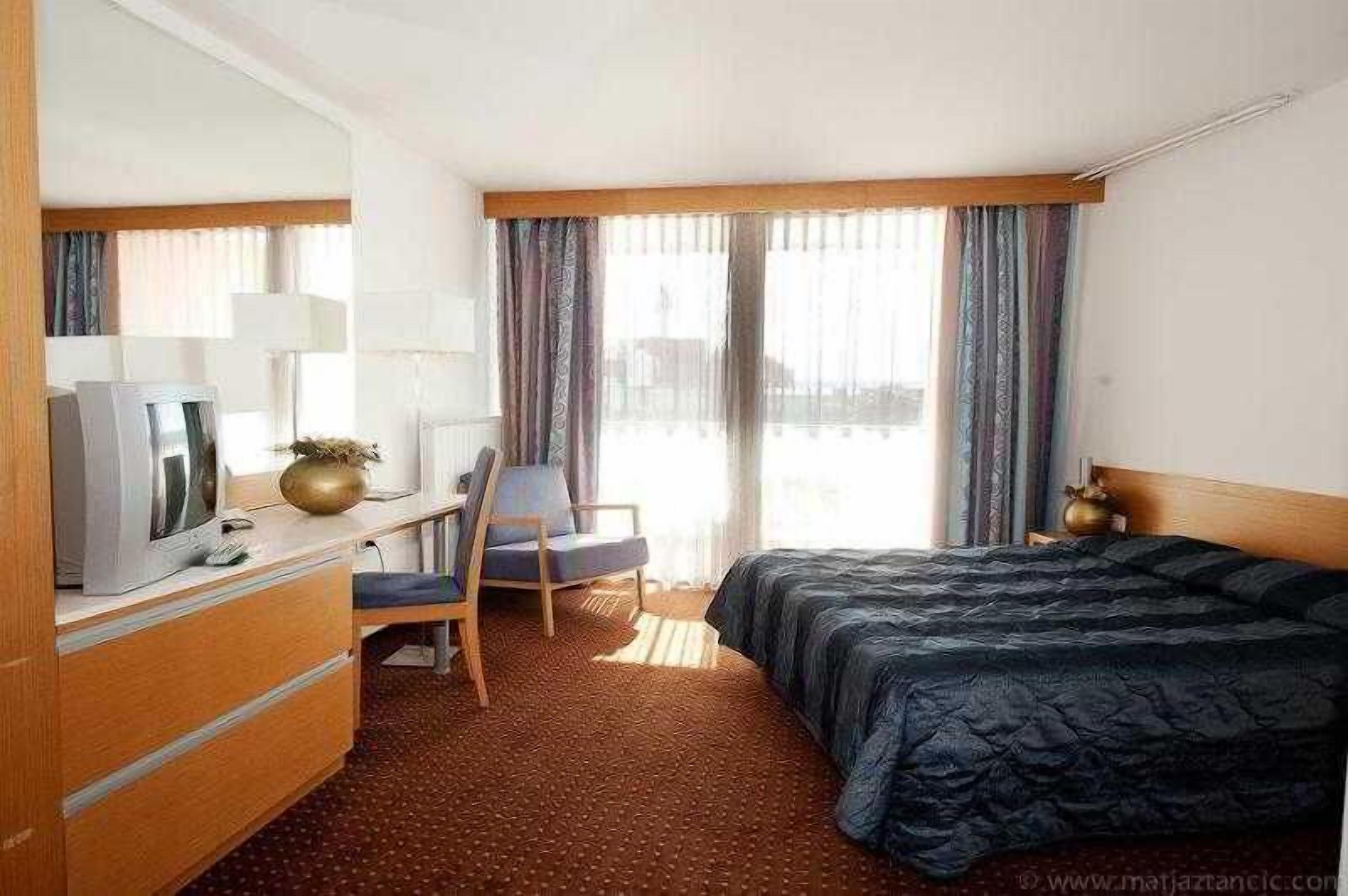 In-room safe, desk, blackout drapes, free WiFi