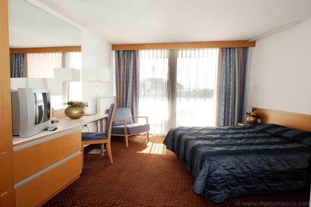 In-room safe, desk, blackout curtains, free WiFi