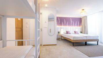 Ein modernes Hotelzimmer mit Bett, Schreibtisch und Blick ins Freie.