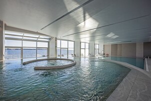 Una piscina cubierta, una piscina al aire libre de temporada