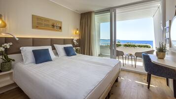 Minibar, Zimmersafe, Schreibtisch, VerdunkelungsvorhÀnge