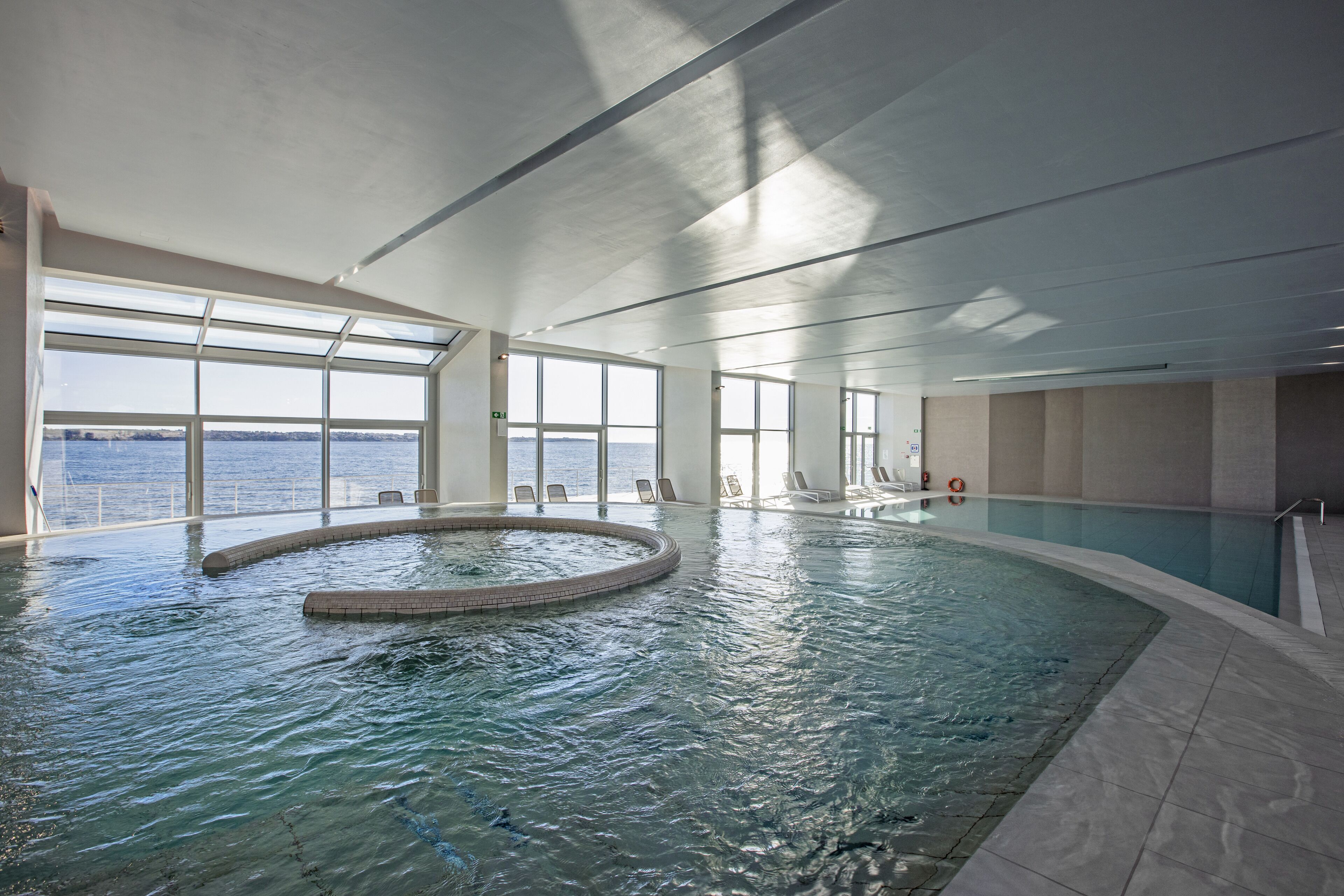 Alberca techada y alberca al aire libre por temporada