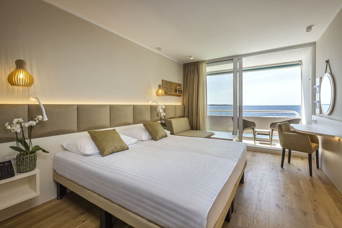 Superior double/twin room with extra bed, sea view and balcony | Minibar, in-room safe, desk, blackout drapes