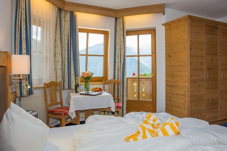 Ropa de cama de alta calidad y caja de seguridad en la habitación