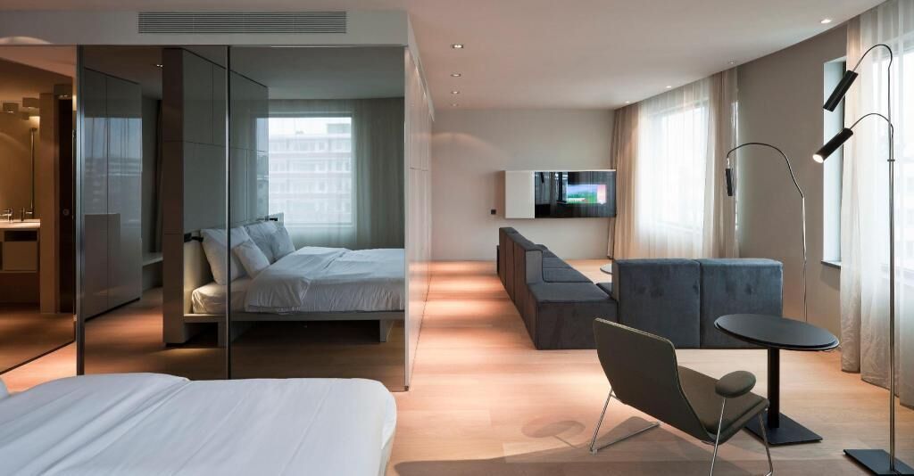 Allergitestade sängkläder, värdeförvaringsskåp på rummet och skrivbord