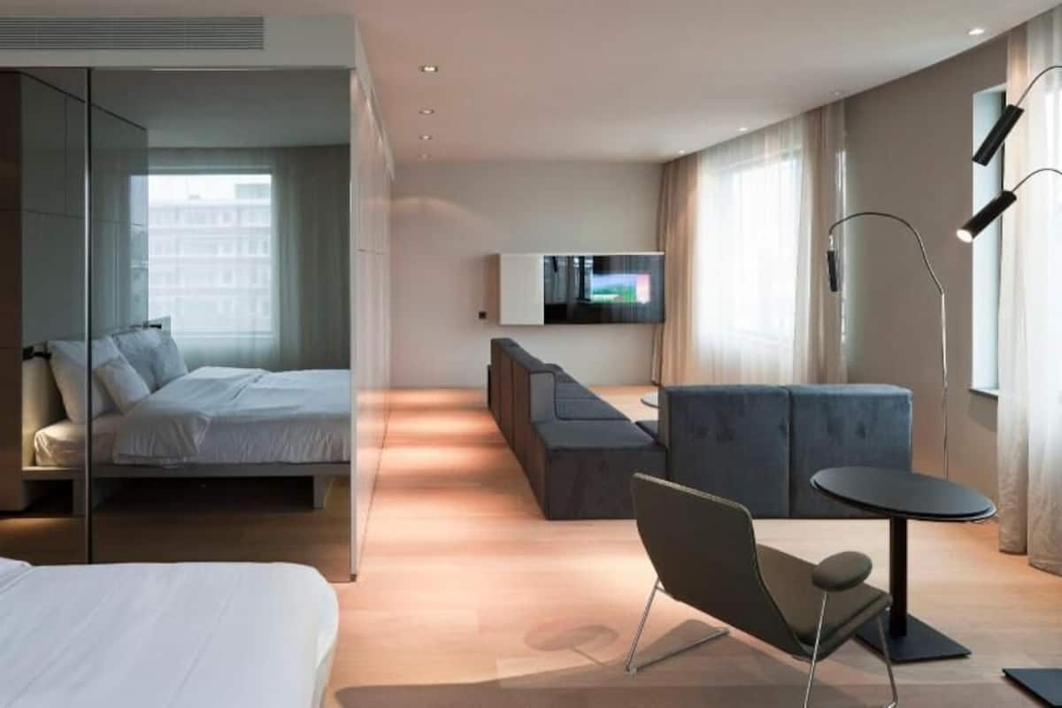 저자극성 침구, 객실 내 금고, 책상, 암막 커튼