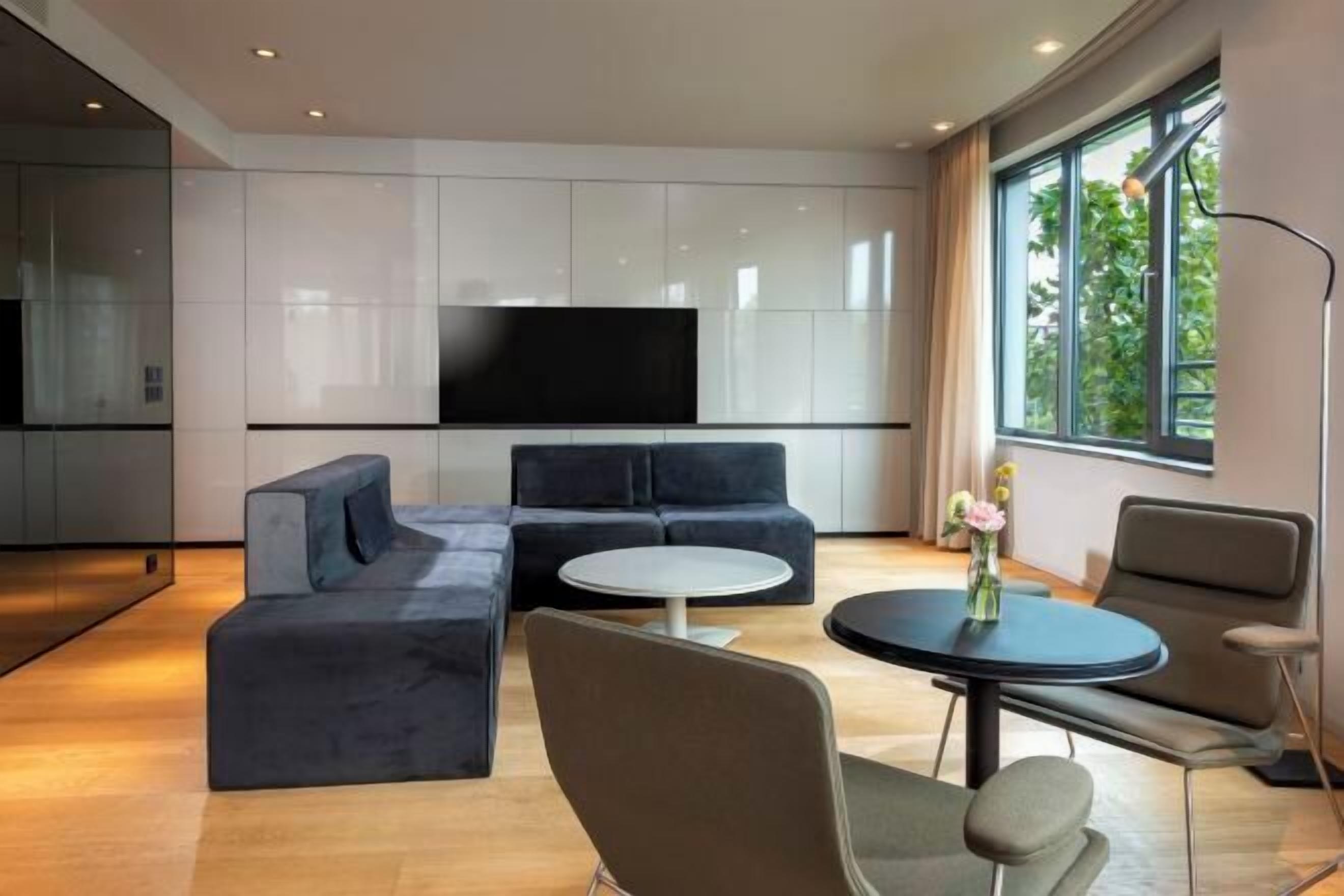 บริเวณนั่งเล่น | ทีวีจอแบน 32 นิ้ว พร้อมช่องเคเบิล, ทีวี