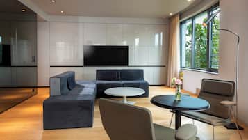 Junior Suite (59qm) | Living area | 32-inch flat-screen TV with cable channels, TV