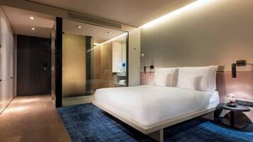 Hypo-allergenic bedding, in-room safe, desk, blackout drapes