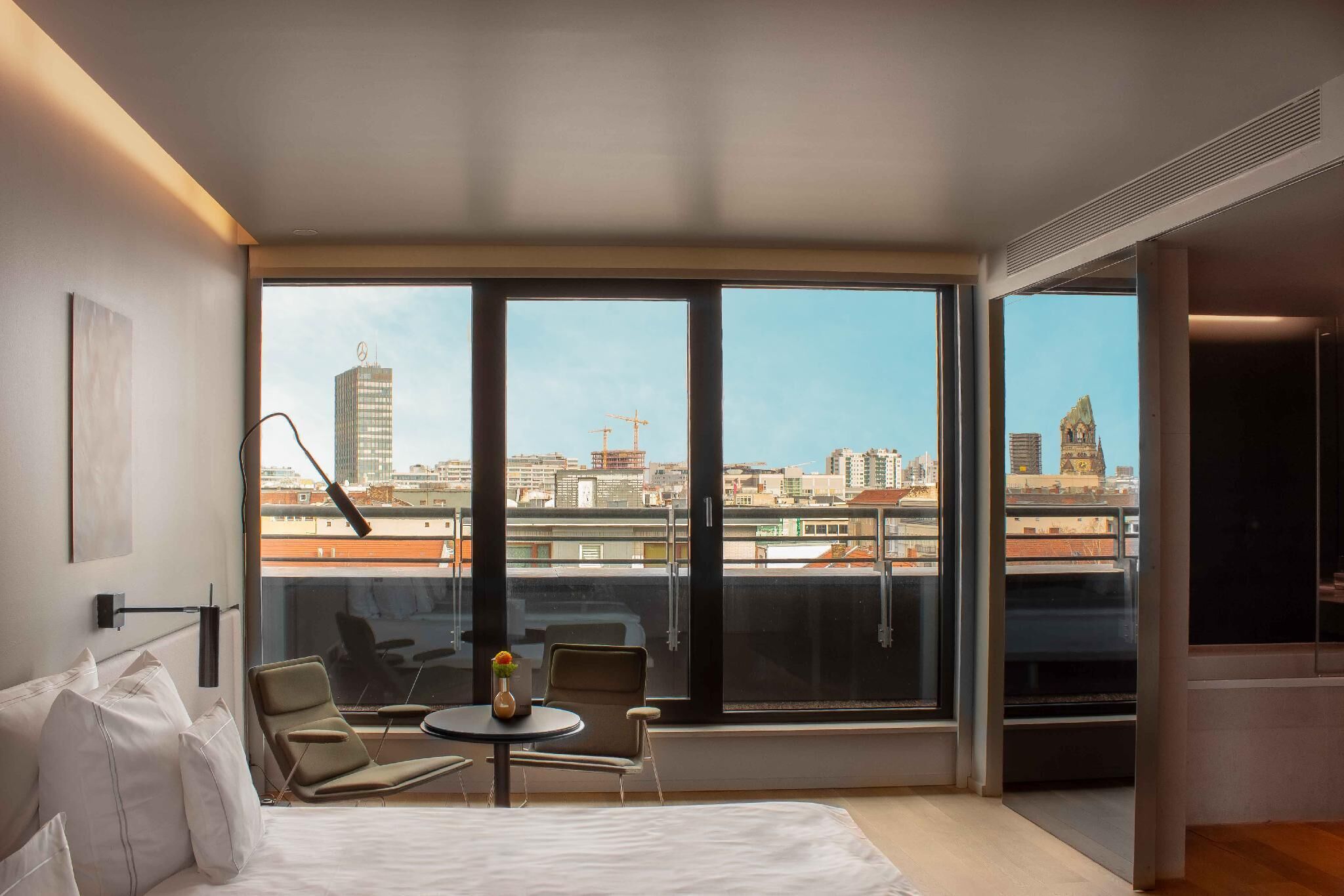 Allergitestade sängkläder, värdeförvaringsskåp på rummet och skrivbord