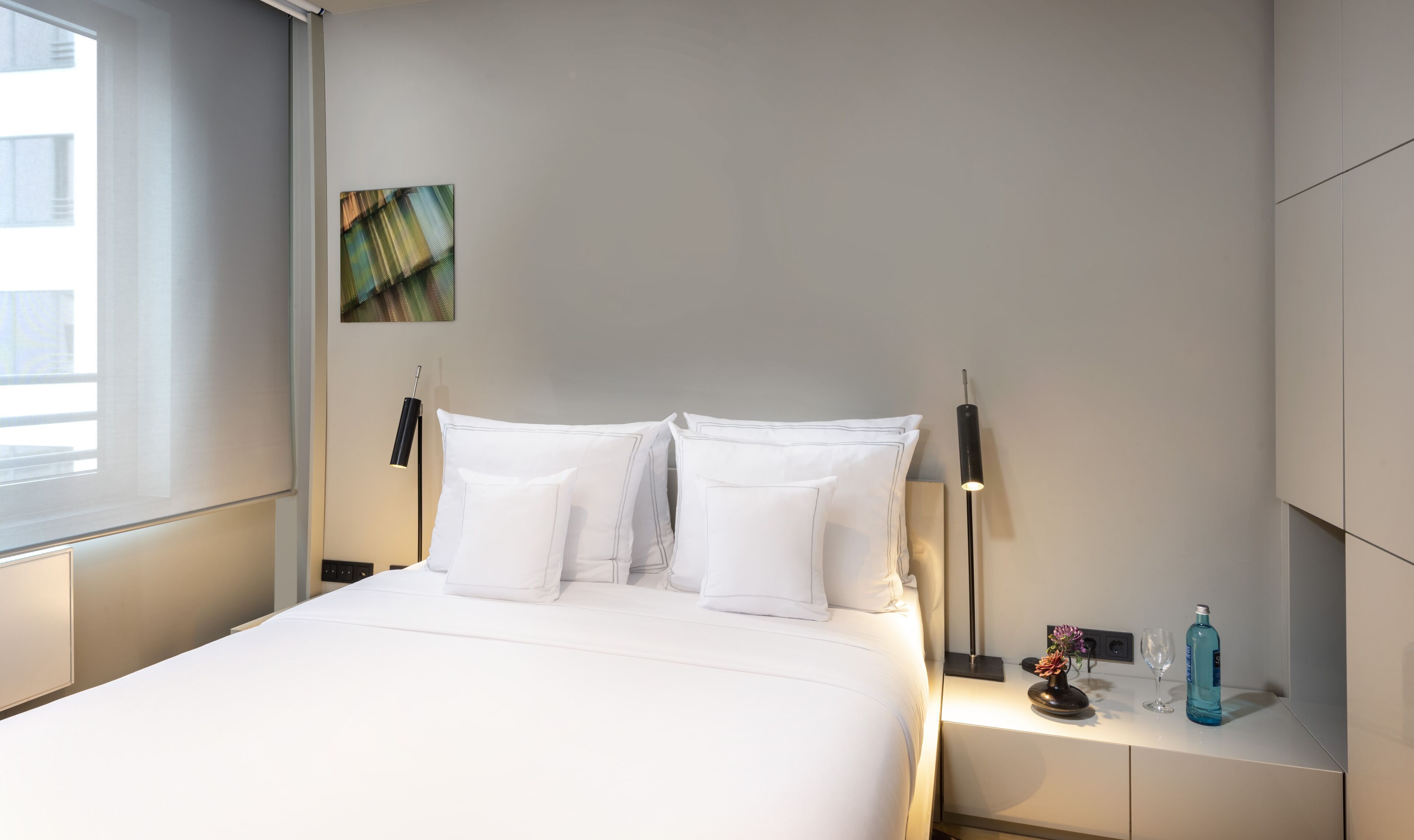 Allergitestade sängkläder, värdeförvaringsskåp på rummet och skrivbord