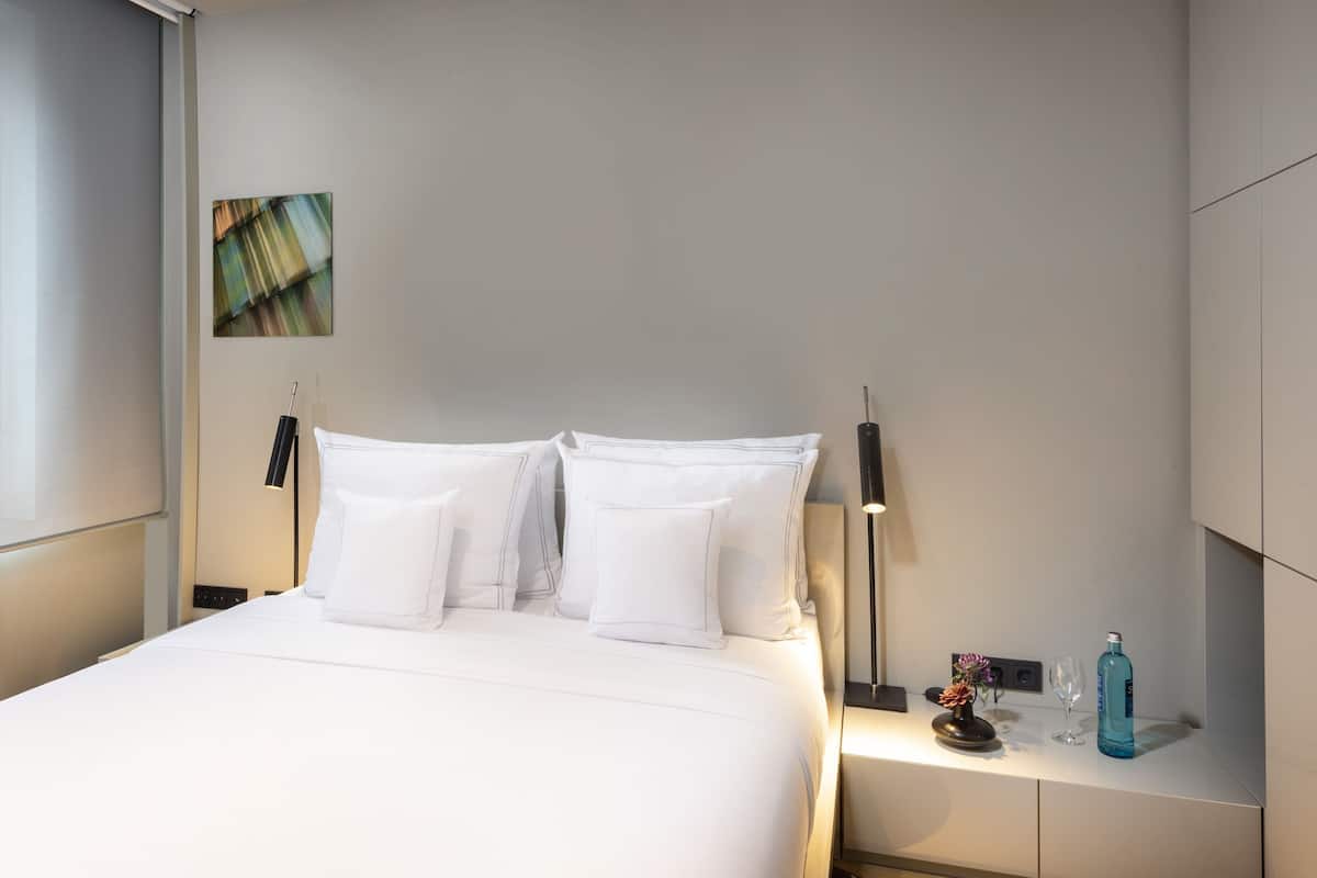 저자극성 침구, 객실 내 금고, 책상, 암막 커튼