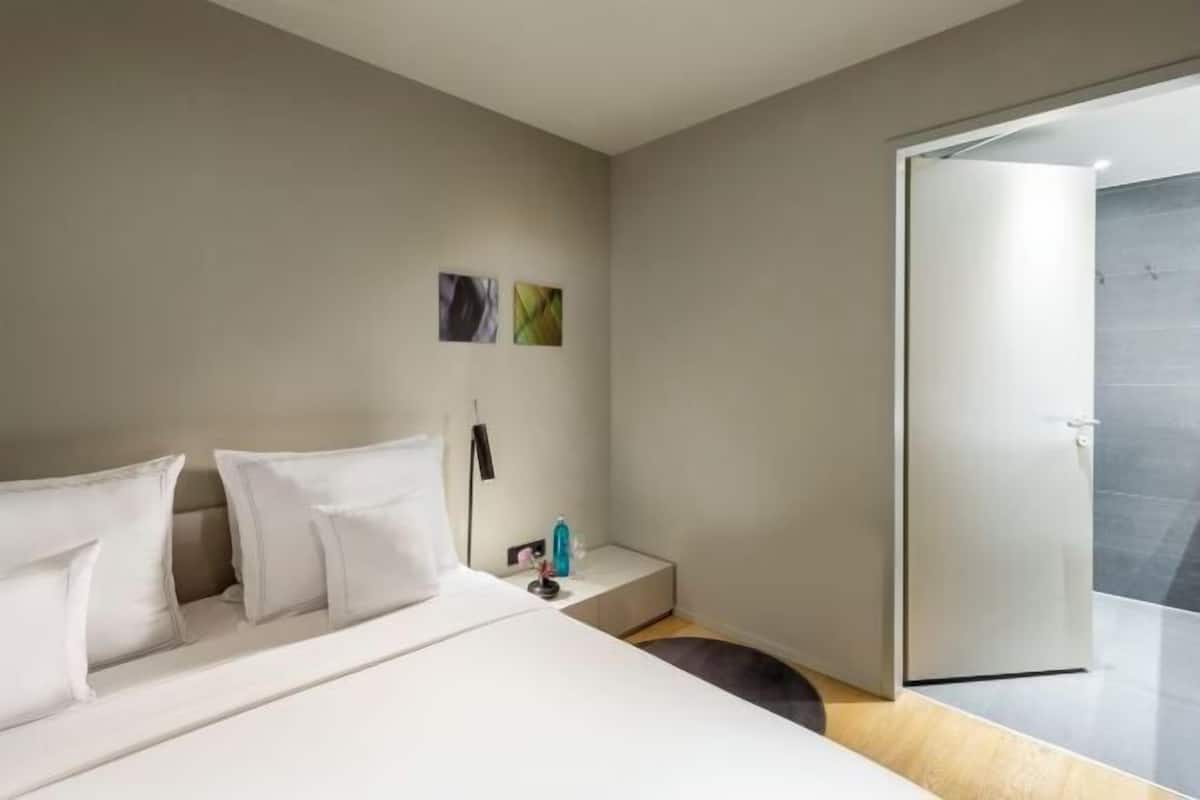 Hypo-allergenic bedding, in-room safe, desk, blackout drapes