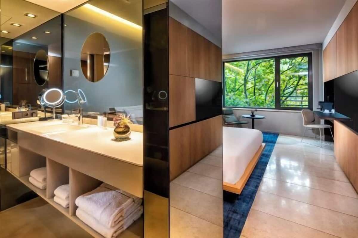 Hypo-allergenic bedding, in-room safe, desk, blackout drapes