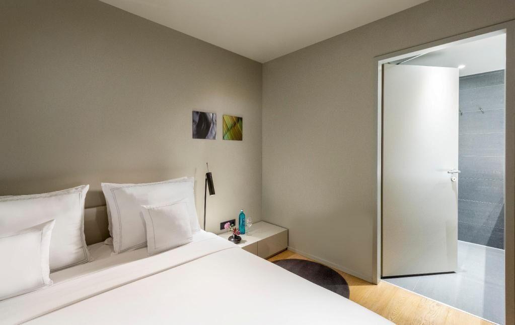 Allergitestade sängkläder, värdeförvaringsskåp på rummet och skrivbord