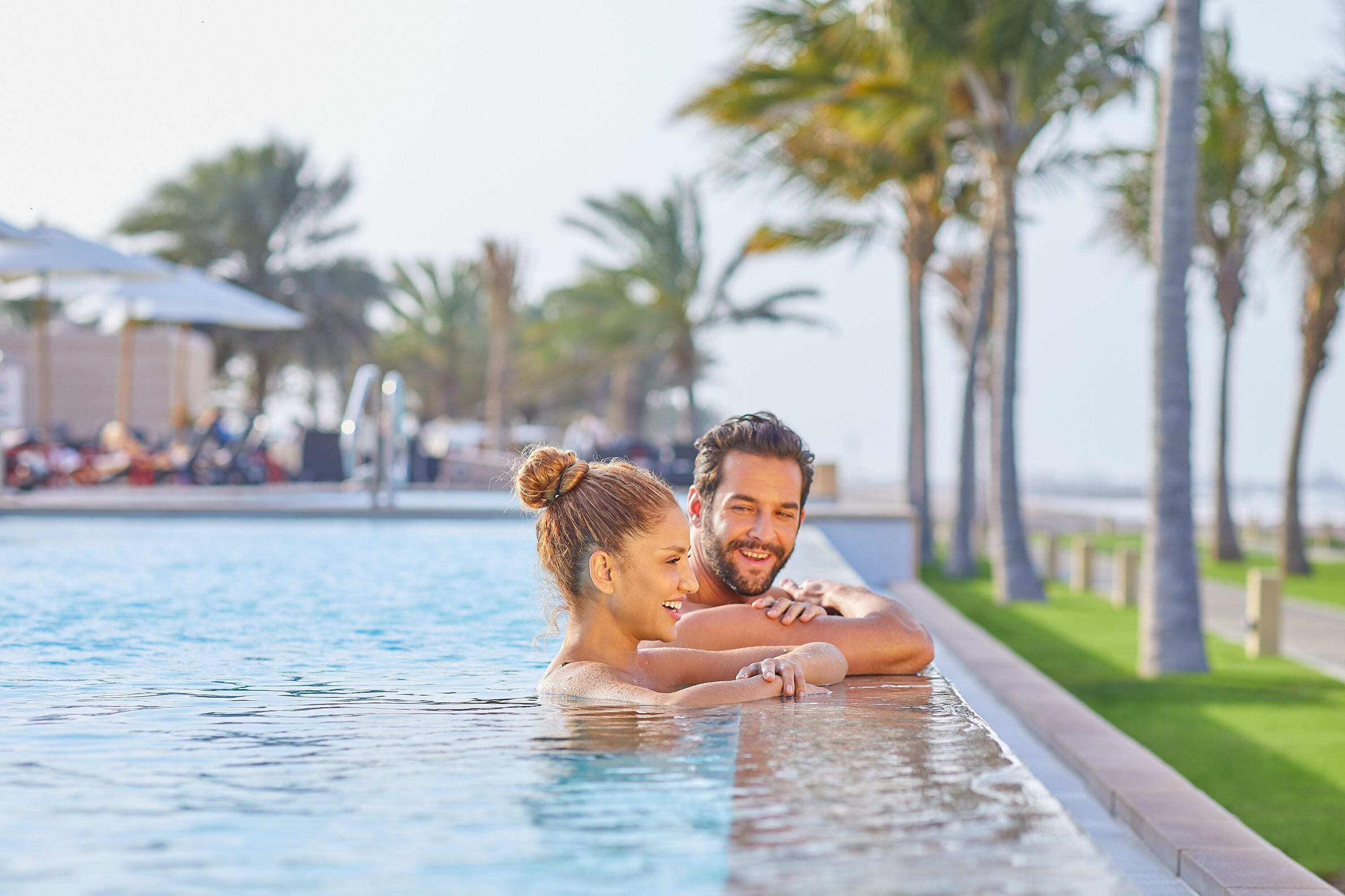 5 สระว่ายน้ำกลางแจ้ง, ร่มริมสระว่ายน้ำ, เก้าอี้อาบแดดริมสระ