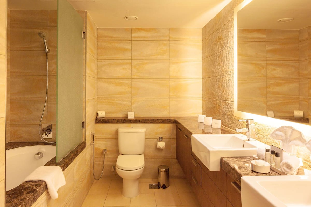 combined shower/bathtub, deep-soaking bathtub, rainfall showerhead