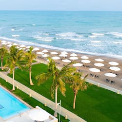 Plage privée, chaises longues, parasols, serviettes de plage