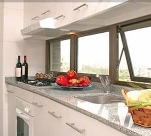 Executive Apartment, Kitchenette | Private kitchen | Full-size fridge, microwave, coffee/tea maker, cookware/dishes/utensils - Versalles Suites (Santiago)