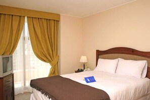Pillow-top beds, in-room safe, individually decorated, desk - Versalles Suites (Santiago)