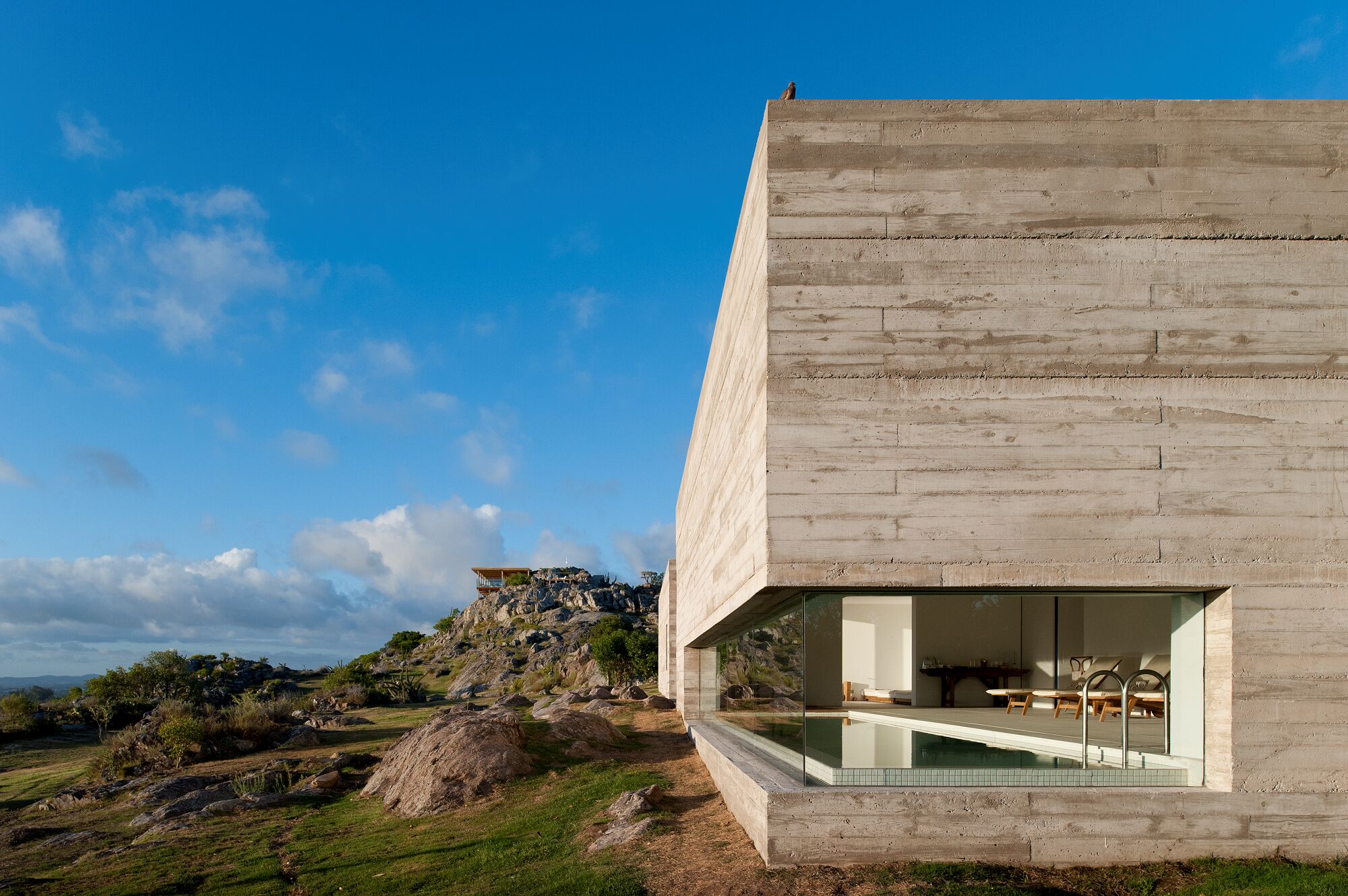 Alberca techada, alberca al aire libre y camastros