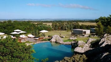 Piscine couverte, piscine extérieure, chaises longues