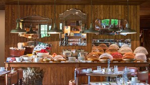 Un bufé de desayuno con diversas opciones de comida y decoración de madera.