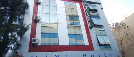 Un edificio moderno con un letrero que dice "Mini Hotel".