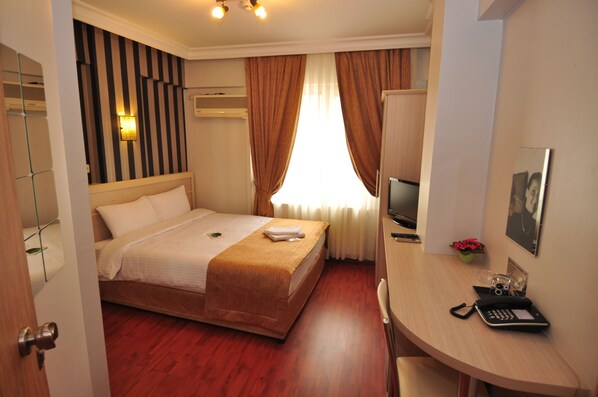 Yhden hengen huone | Ylelliset vuodevaatteet, minibaari, tallelokero huoneessa, työpöytä