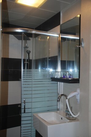 Triple Room | Premium bedding, minibar, in-room safe, desk - Mini Fuar Hotel (Izmir)